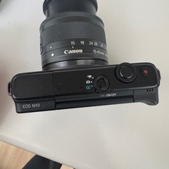 カメラ　EOSM10 レンズ付きの画像