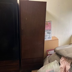 レトロ茶色の洋服クローゼット
