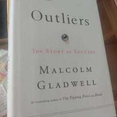 洋書 Outliers 