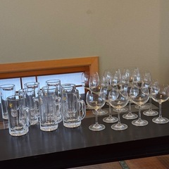 ワイングラスとビールジョッキの画像