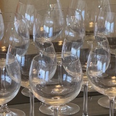 ワイングラスとビールジョッキの画像