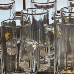 ワイングラスとビールジョッキの画像