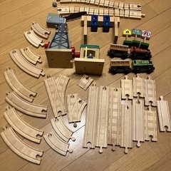 トーマス　木製レール　セット　クレーン　信号　踏切　階段など