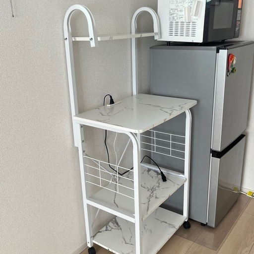 【美品】　レンジ台　スライド式 キッチンラック　キャスター　収納 コンセント付き