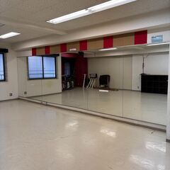 ダンススタジオの壁つけ鏡