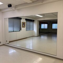 ダンススタジオの壁つけ鏡の画像