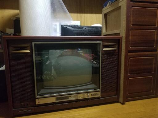レトロなブラウン管テレビ