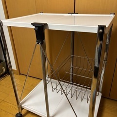 ローラー付きテーブル