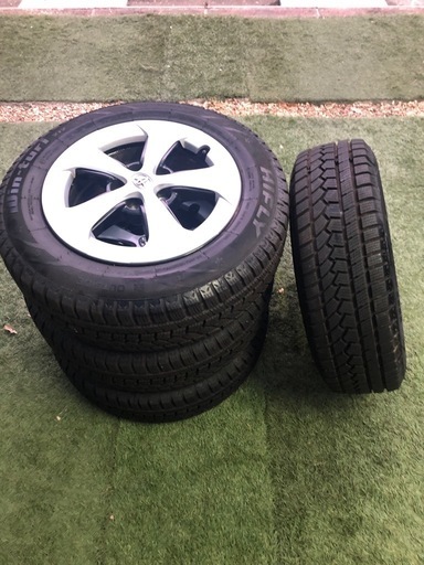 30系プリウス純正ホイールキャップ付きスタッドレスタイヤ