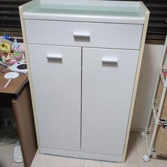 重厚なキャビネット、靴箱、チェスト