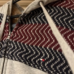 TOMMY HILFIGERメンズパーカーの画像