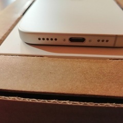 iPhone16 128G 6.1インチ ホワイト 一部微傷あり【受け渡し予定者決定】の画像