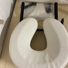 直接引取大歓迎★愛知県名古屋市★お渡し場所は金山駅徒歩2分★お渡しは、2025年1月19日以降★ホワイト★収納に便利★折りたた式式マッサージベット★高さ調整できる可動式回転椅子付の画像
