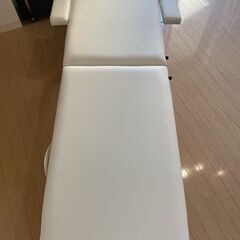 直接引取大歓迎★愛知県名古屋市★お渡し場所は金山駅徒歩2分★お渡しは、2025年1月19日以降★ホワイト★収納に便利★折りたた式式マッサージベット★高さ調整できる可動式回転椅子付の画像