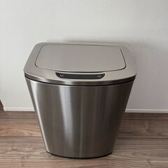 コストコ モーションセンサー付き ゴミ箱  47L W44 x D29 x H65.5 cmの画像