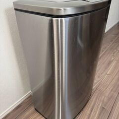 コストコ モーションセンサー付き ゴミ箱  47L W44 x D29 x H65.5 cmの画像
