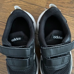 アディダススニーカーの画像