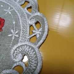 花刺繍の卓上マットの画像