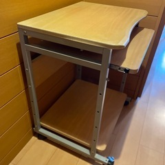 パソコンデスクの画像