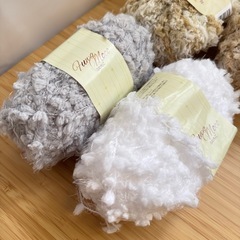 毛糸　もこもこ　ふわふわ　ラメ　白　グレー　ベージュ ダイソー お洒落糸 編み物 ハンドメイド用品の画像