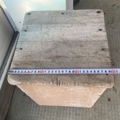 レトロ感たっぷり、木製の角イス、学校の工作室のいす、花台、作業台等のDIYにも最適、複数在庫有りの画像