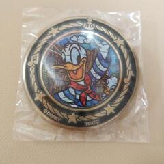 ディズニー ドナルド 金バッジ