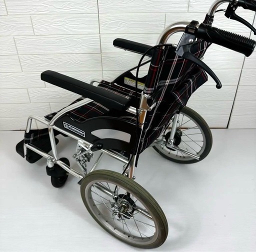 介助式軽量車椅子　ノーパンクタイヤ　