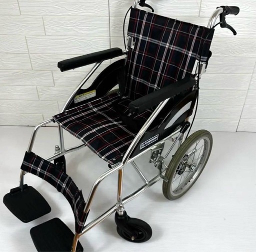介助式軽量車椅子　ノーパンクタイヤ　