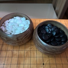 囲碁台と碁石セットの画像