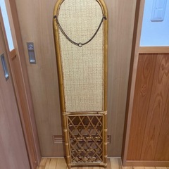 壁掛けミラー　ラタン　スリッパラックの画像