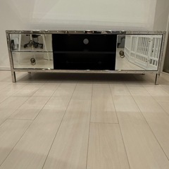 【KARE】ミラー仕上げのテレビボード 引き出し付きの画像