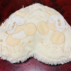 ディズニー⭐️ミッキー ＆ミニー ハート型クッション　クリーム色　裏ムートン風の画像