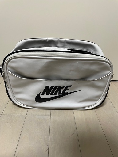 NIKEエナメルバック