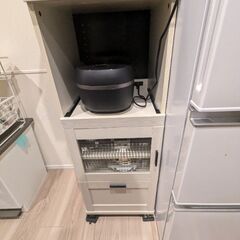 キャスター付き食器棚