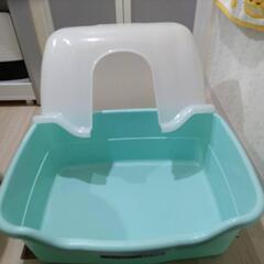 大幅値下げ！[USED]   大きいサイズの猫用トイレ、フード付きの画像