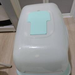 大幅値下げ！[USED]   大きいサイズの猫用トイレ、フード付きの画像