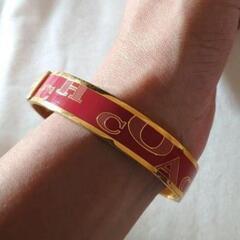 COACH ロゴ入りピンクゴールドバングルの画像