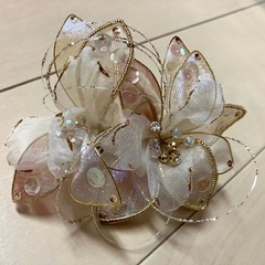 金　ベージュ　花　コサージュの画像