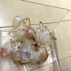 金　ベージュ　花　コサージュの画像
