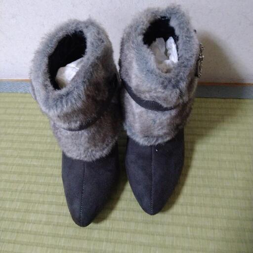 ビジュー付きのブーツ
