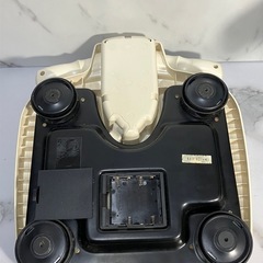 ☆値下げ☆K2501-102 オムロン体重体組成計 HBF-353-W 通電確認済み 説明書付属してないです。 キズ 汚れありの画像