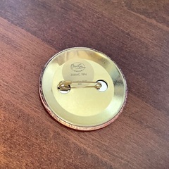 ミュシャの缶バッジの画像
