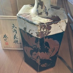 佐久間藤也　益子焼　黒釉掛分柿流 六角花瓶