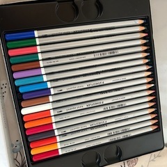 色鉛筆、水彩色鉛筆、ラメ入り水彩絵の具、クレヨンの画像