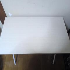 折りたたみデスク、椅子のセットの画像