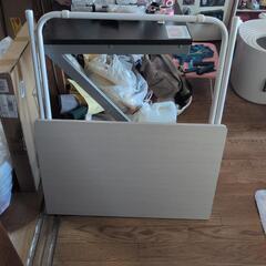 折りたたみデスク、椅子のセットの画像