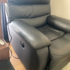 リクライニングソファ　黒　合皮？の画像
