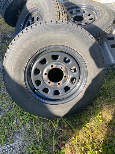 ハイエース用スタッドレスタイヤ4本デイトナホイル付き