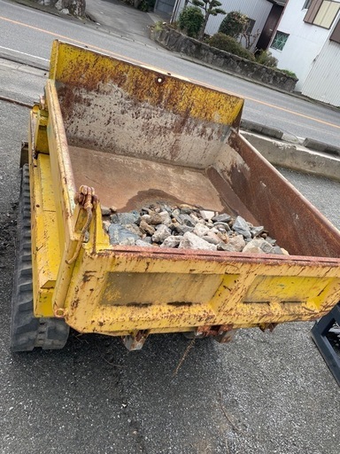 排土板付きダンプ運搬車