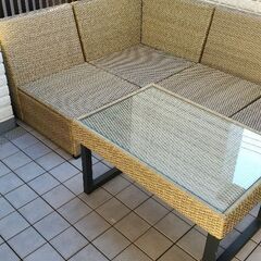 屋外用ソファーとテーブルの画像